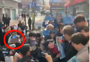 유투브 영상에서 목격된 습격 남성[유투브 갈무리]